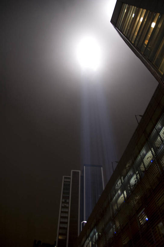 无人,竖图,室外,夜晚,仰视,神秘,天际线,建筑,摩天大楼,纽约,美国,光束,历史,摄影,纪念,留念,明亮,照亮,照明设备,怀念,彩图,低角度拍摄,911事件