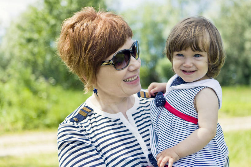 婴儿,儿童,成年人,中年人,老年人,两个人,祖母,公园,站,微笑,横图,室外,白天,旅游,度假,纯洁,美景,连接,条纹,景观,休闲装,娱乐,小孩,自然,太阳镜,享受,休闲,景色,放松,可爱,童年,摄影,活泼,运送,自然风光,宝宝,纯真,烂漫,无邪,立陶宛共和国,伶俐,天真,老年女性,女性,孩子,孙女,半身,彩图,代沟