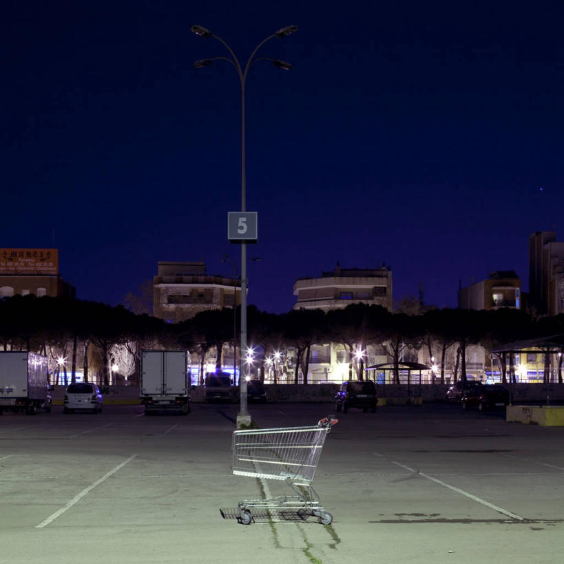 无人,停车场,方图,室外,夜晚,路灯,购物车,巴塞罗那,废弃,标志,数字,文字,字符,混凝土,标识,树,零售,摄影,阿拉伯数字,报废,照亮,废物,丢弃,放弃,抛弃,摈弃,彩图,屏弃,摈斥,摒除