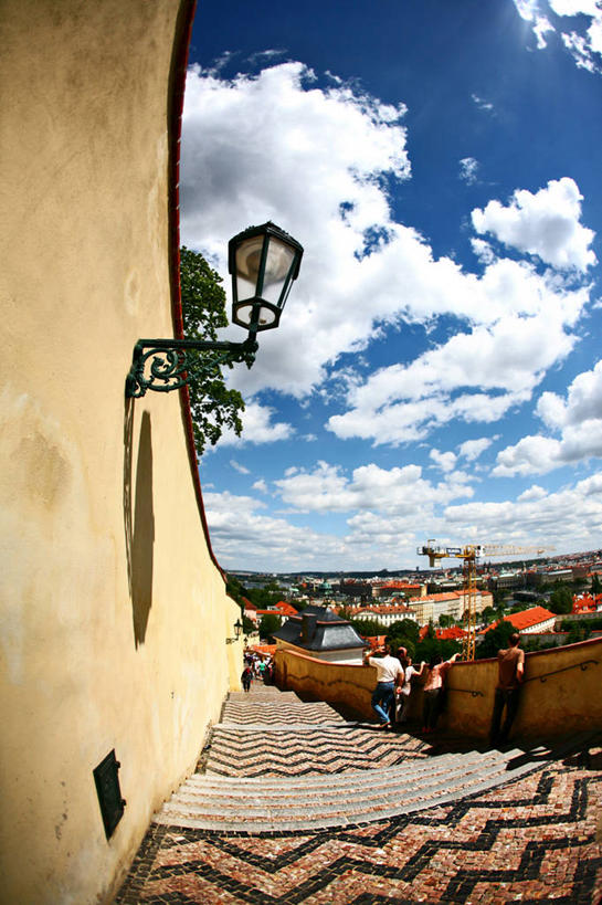 竖图,室外,白天,鱼眼镜头,旅游,度假,美景,城市风光,城市,城堡,景观,云,古城,首都,娱乐,台阶,享受,休闲,景色,放松,摄影,捷克共和国,布拉格,赫拉德卡尼城堡,彩图