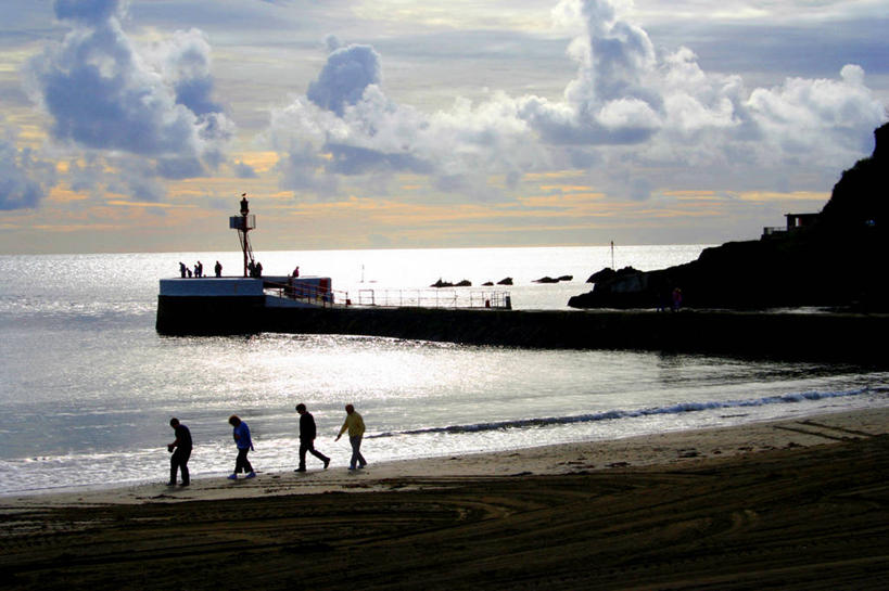 码头,横图,室外,白天,旅游,海洋,英国,行人,游客,游人,水平线,路人,旅客,摄影,宁静,剪影,康沃尔,过客,海滩,步行,彩图