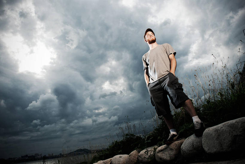 西方人,成年人,一个人,站,横图,室外,仰视,首尔,欧洲,韩国,欧洲人,仅一个男性,仅一个人,乌云,天气,首都,休闲装,仅一个年轻男性,自然,思考,个性,摄影,手插袋,汉江,男人,男性,年轻男性,白种人,年轻人,插兜,手插兜,彩图,低角度拍摄,手抄兜