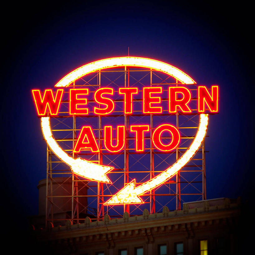 无人,方图,室外,夜晚,仰视,通讯,技术,霓虹灯,指示牌,美国,标志,文字,古典,方向,标识,箭头,摄影,指导,英文字母,照亮,创造力,北美,北美洲,指向,美洲,簇,北亚美利加洲,亚美利加洲,堪萨斯,堪萨斯州,向日葵之州,向日葵州,密苏里,想法,大写字母,彩图,低角度拍摄,美利坚合众国