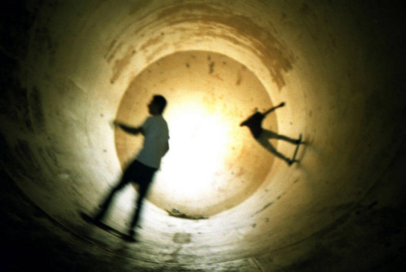 儿童,两个人,横图,室内,白天,运动模糊,纯洁,葡萄牙,洞,光,休闲装,可爱,平衡,童年,童趣,摄影,滑板,享乐,童真,烂漫,无邪,技能,天真,男孩,彩图,滑板运动