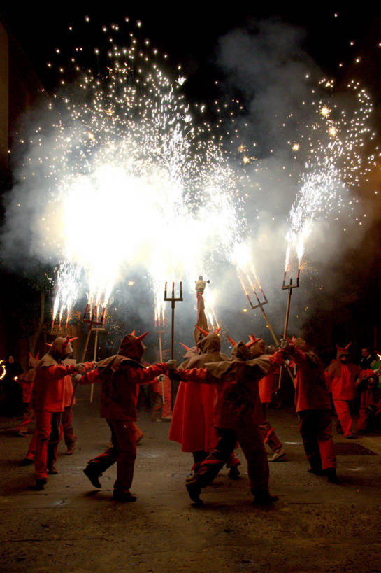 竖图,室外,夜晚,竞争,火,西班牙,对抗,朦胧,模糊,庆祝,冲突,火焰,许多人,燃烧,热,拿着,破坏,天空,一群人,武器,乐趣,战争,摄影,损坏,享乐,攻击,威胁,地中海文化,对立,矛盾,兵器,防御,魔鬼,敌对,挫败,斗争,抗拒,抗衡,杀伤,威慑,三叉戟,巴伦西亚省,长兵器,危险,彩图,传统文化,传统节日
