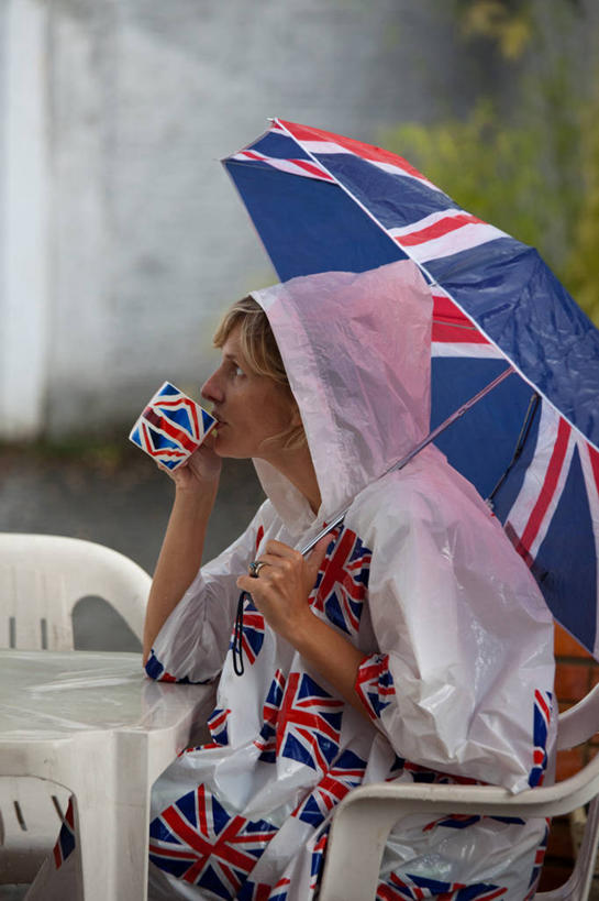 西方人,成年人,中年人,一个人,坐,竖图,室外,白天,侧面,雨,巴西,欧洲,欧洲人,仅一个女性,仅一个人,喝,伞,拿着,饮食,饮料,马克杯,向上看,仅一个中年女性,思考,放松,摄影,保护,雨衣,身份,英国文化,爱国主义,女人,女性,中年女性,白种人,彩图