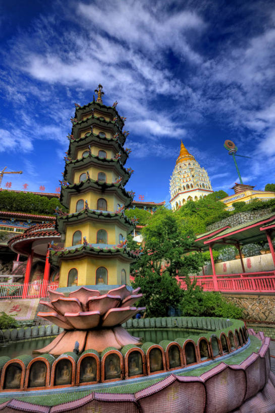 无人,寺庙,竖图,室外,白天,仰视,建筑,马来西亚,云,树,天空,自然,摄影,宗教,佛教,宗教建筑,极乐寺,彩图,低角度拍摄,槟榔屿州