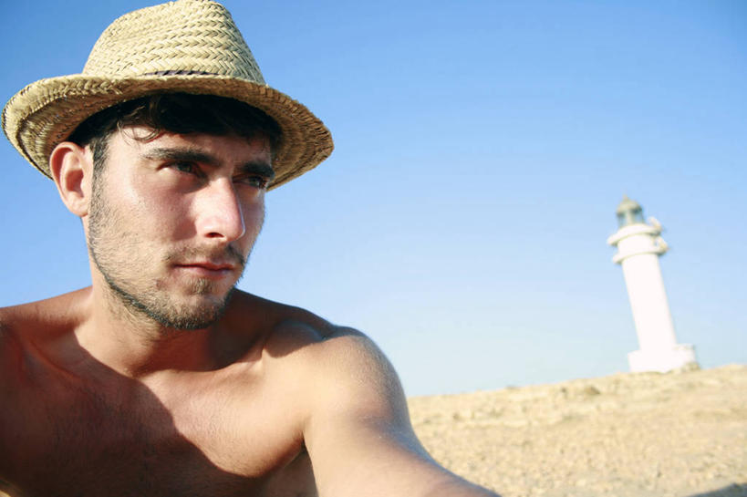 成年人,一个人,坐,横图,室外,特写,白天,度假,道路,建筑,日光,西班牙,仅一个男性,仅一个人,信息,灯塔,交通,方向,裸露,仅一个年轻男性,思考,个性,摄影,引导,指引,保护,宁静,裸,万里无云,写实,航标,福门特拉岛,男人,男性,年轻男性,年轻人,海滩,彩图,导航