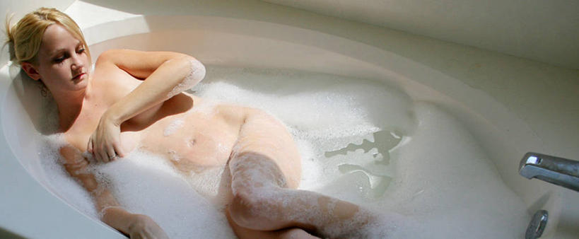 西方人,成年人,头发,裸体,一个人,躺,横图,全景,俯视,室内,白天,性感,浴室,欧洲,美国,欧洲人,仅一个年轻女性,仅一个女性,仅一个人,肥皂泡,金色,浴盆,放松,个性,摄影,卫生,亚利桑那,尤物,吉尔伯特,年轻女性,女人,女性,白种人,年轻人,彩图,高角度拍摄