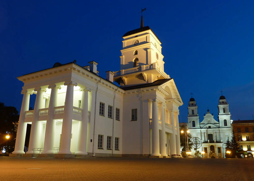 无人,广场,横图,室外,城市,建筑,白俄罗斯,首都,历史,黄昏,地标建筑,摄影,宁静,照亮,宗教建筑,市政厅,市区,万里无云,明斯克,彩图,大教堂