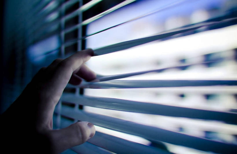 手,一个人,横图,室内,白天,窗户,泰国,拿着,注视,观察,看,百叶帘,人体,摄影,观看,部分,察看,关注,私密,监视,芭堤雅,彩图