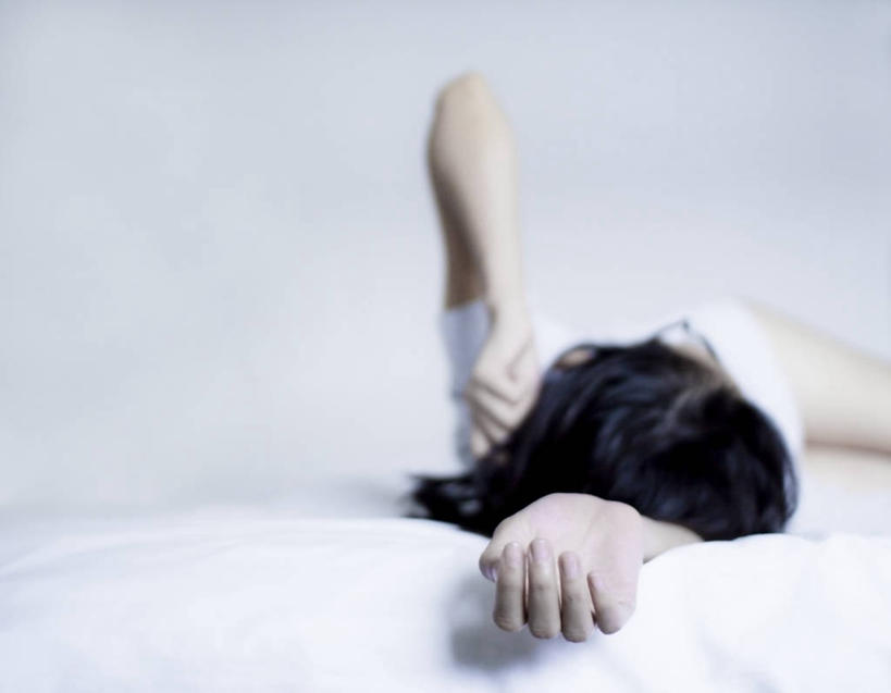 成年人,头发,一个人,摸,横图,室内,寂寞,床,卧室,酒店,泰国,仅一个年轻女性,仅一个女性,仅一个人,抚摸,休闲装,白色,黑色,枕头,放松,摄影,侧卧,华贵,芭堤雅,年轻女性,女人,女性,年轻人,触摸,接触,半身,彩图