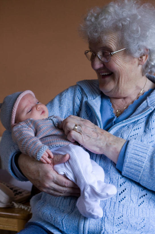 婴儿,儿童,成年人,老年人,头发,两个人,祖母,坐,笑,微笑,露齿笑,竖图,室内,正面,幸福,纯洁,帽子,英国,连接,眼镜,拿着,小孩,戒指,可爱,摄影,活泼,关爱,宝宝,反差,纯真,烂漫,无邪,编织帽,伶俐,天真,老年女性,女人,女性,孩子,孙女,半身,彩图