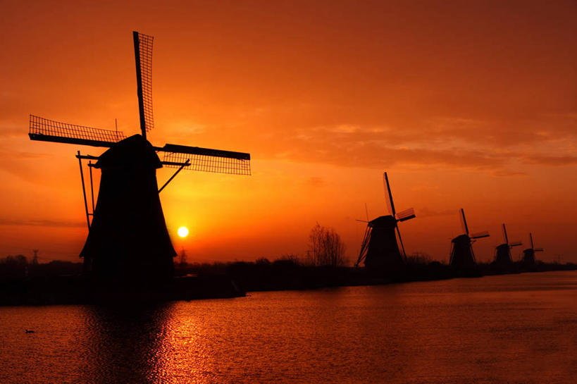 无人,横图,室外,日出,河流,美景,太阳,荷兰,一排,环保,整齐,反射,风力,景观,排列,红色,风景,天空,自然,景色,摄影,能源,宁静,回收,资源,队列,自然风光,剪影,利用,低碳,循环,环境保护,持续,小孩堤防,风轮机,彩图