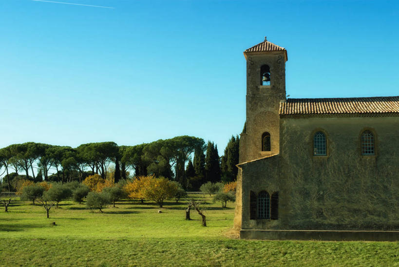 无人,教堂,横图,室外,白天,植物,建筑,法国,地形,草,树,摄影,宗教,普罗旺斯,宗教建筑,法国文化,万里无云,彩图,新教