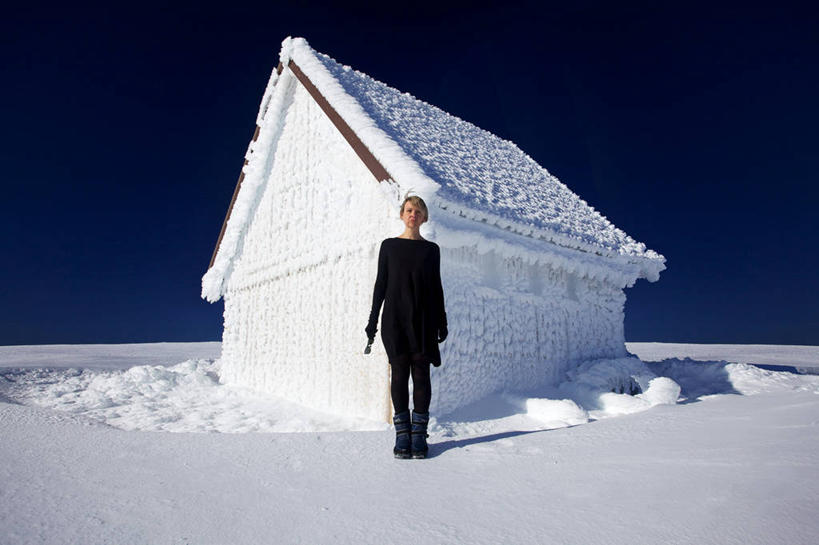 西方人,成年人,中年人,老年人,一个人,站,横图,室外,白天,正面,度假,雪,欧洲,澳大利亚,欧洲人,仅一个女性,仅一个人,阴影,天气,白色,黑色,仅一个中年女性,寒冷,摄影,宁静,肖像,反差,万里无云,女人,女性,中年女性,白种人,彩图,小屋