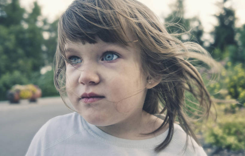 西方人,儿童,脸,头,眼睛,脸颊,眉毛,睫毛,一个人,横图,室外,白天,纯洁,风,瑞士,欧洲,欧洲人,瞳孔,仅一个女性,仅一个人,肩膀,小孩,绿色,仅一个小孩,可爱,童年,童趣,眼部,摄影,肮脏,童真,烂漫,无邪,邋遢,龌龊,污秽,瓦莱斯州,天真,女孩,女人,女性,白种人,孩子,头部,长发,睫,脸部,脸蛋,眉,面部,眼,眼睫毛,眼眉,彩图,眼眉毛,女生,乱发