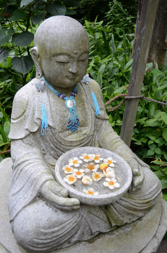 无人,竖图,室外,特写,白天,植物,项链,日本,日本文化,雕像,历史,花,摄影,宗教,佛教,镰仓,灵性,岩石,彩图