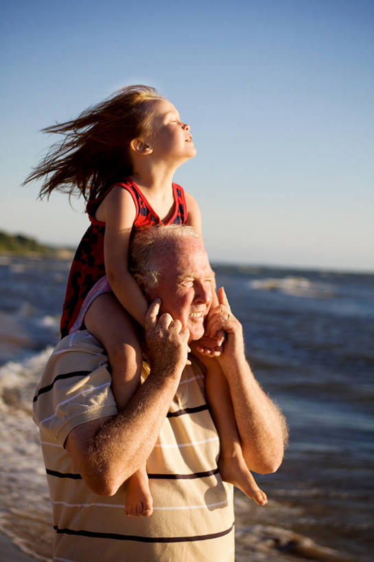 西方人,儿童,成年人,老年人,两个人,祖父,站,坐,竖图,室外,白天,度假,纯洁,法国,欧洲,欧洲人,连接,休闲装,小孩,背着,赤脚,可爱,童年,童趣,摄影,关爱,童真,烂漫,无邪,万里无云,天真,老年男性,男人,男性,女孩,女性,白种人,孩子,孙女,海滩,休闲活动,闭着眼睛,手牵手,半身,彩图,爱,乱发,代沟