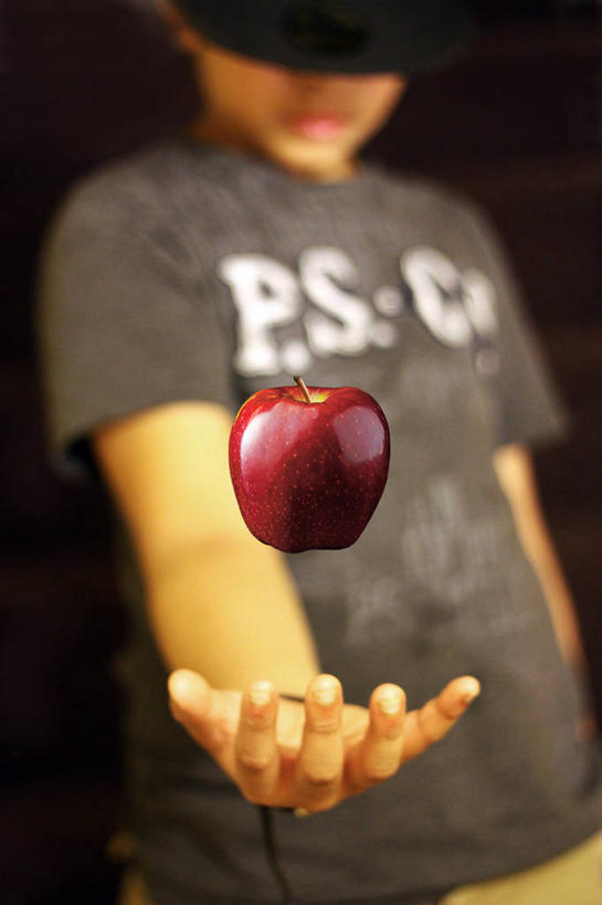 儿童,一个人,站,竖图,室外,特写,白天,正面,纯洁,苹果,水果,纽约,美国,仅一个男性,仅一个人,半空,休闲装,饮食,小孩,仅一个小孩,可爱,童年,童趣,摄影,清新,童真,烂漫,无邪,纽约州,超自然,天真,男孩,男人,男性,孩子,彩图,男生