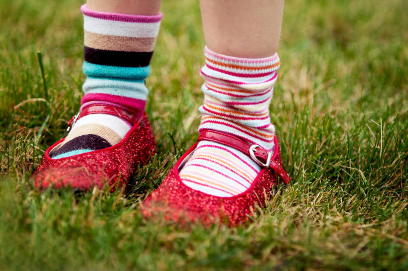 儿童,腿,一个人,站,横图,室外,特写,白天,时尚,纯洁,鞋子,法国,仅一个女性,仅一个人,条纹,袜子,草,小孩,红色,仅一个小孩,可爱,童年,童趣,人体,摄影,反差,童真,烂漫,无邪,四肢,天真,女孩,女人,女性,孩子,彩图,女生