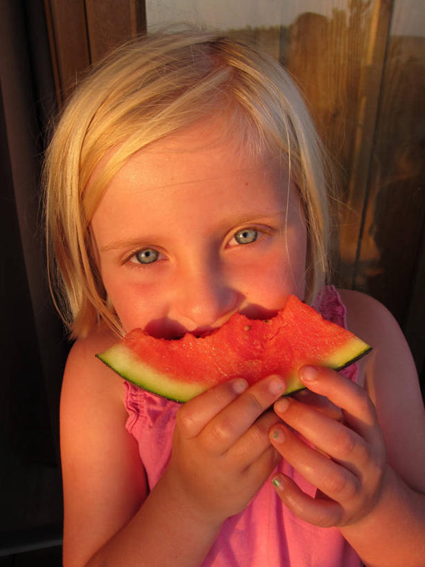 西方人,儿童,脸,头,眼睛,脸颊,头发,一个人,吃,竖图,室外,白天,正面,纯洁,西瓜,水果,法国,欧洲,欧洲人,仅一个女性,仅一个人,食品,休闲装,肩膀,小孩,蓝色,仅一个小孩,金色,可爱,童年,童趣,摄影,清新,肖像,童真,烂漫,无邪,健康食物,天真,女孩,女人,女性,白种人,孩子,头部,脸部,脸蛋,面部,彩图,阿尔卡雄,女生