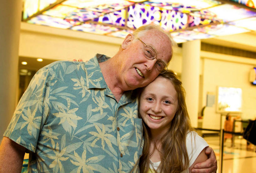 西方人,儿童,成年人,老年人,脸,头,脸颊,两个人,祖父,笑,微笑,露齿笑,横图,室内,白天,正面,度假,幸福,纯洁,欧洲,美国,欧洲人,眼镜,肩膀,小孩,可爱,童年,童趣,搭,摄影,搭着,关爱,肖像,童真,烂漫,无邪,天真,老年男性,男人,男性,女孩,女性,白种人,孩子,头部,脸部,脸蛋,面部,孙女,休闲活动,彩图,爱,代沟