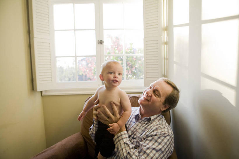 西方人,婴儿,儿童,成年人,中年人,老年人,脸,头,脸颊,两个人,家庭,父亲,儿子,坐,横图,室内,白天,幸福,纯洁,窗户,日光,欧洲,美国,欧洲人,连接,拿着,休闲装,裸露,肩膀,小孩,温暖,温馨,一家人,可爱,摄影,活泼,和睦,关爱,加利福尼亚,宝宝,裸,纯真,烂漫,无邪,长滩,伶俐,天真,老年男性,男性,白种人,孩子,头部,脸部,脸蛋,面部,半身,彩图,融洽