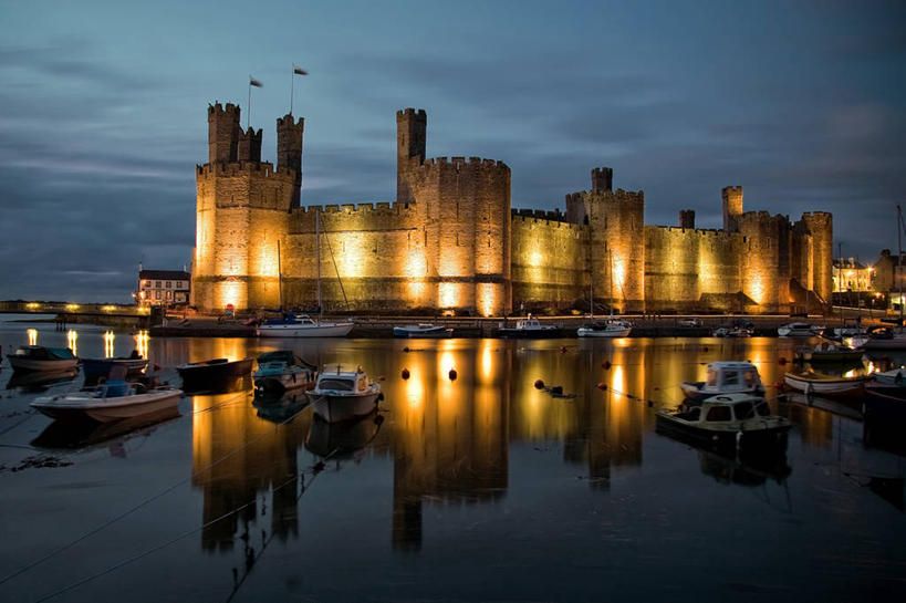 无人,横图,室外,夜晚,建筑,船,英国,欧洲,反射,城堡,云,历史,天空,运输,摄影,照亮,西欧,大不列颠,威尔士,大不列颠及北爱尔兰联合王国,大不列颠及爱尔兰联合王国,威尔士公国,彩图,大不列颠王国,大英帝国,联合王国,日不落帝国,卡纳芬城堡
