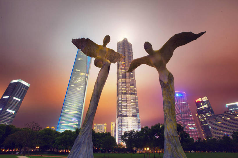 无人,公园,横图,室外,夜晚,仰视,城市,建筑,摩天大楼,雕塑,上海,天使,现代,树,天空,地标建筑,摄影,照亮,中国文化,陆家嘴,美术工艺,彩图,低角度拍摄
