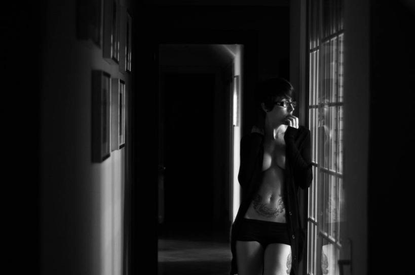 西方人,成年人,中年人,一个人,站,摸,横图,黑白,室内,白天,正面,晚礼服,性感,窗户,西班牙,欧洲,欧洲人,仅一个女性,仅一个人,抚摸,正装,首都,注视,纹身,观察,看,靠,靠着,仅一个中年女性,思考,马德里,人体,摄影,观看,察看,关注,乳沟,女人,女性,中年女性,白种人,触摸,接触,半身,晚宴服,舞会服,洋服,洋装,夜礼服,美人,白日梦