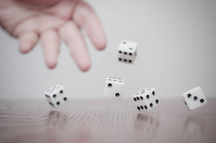 儿童,手,一个人,横图,特写,纯洁,运气,桌子,英国,五个,许多,反射,木制,骰子,可爱,童年,童趣,人体,摄影,部分,童真,烂漫,无邪,机会,天真,休闲活动,扔,彩图