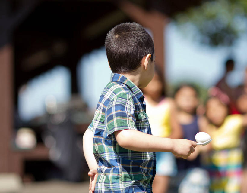 西方人,儿童,横图,室外,白天,侧面,纯洁,欧洲,加拿大,欧洲人,野餐,拿着,休闲装,小孩,汤匙,可爱,平衡,童年,童趣,摄影,童真,烂漫,无邪,温哥华,天真,男孩,白种人,亚洲人,印度人,孩子,半身,彩图,菲律宾人