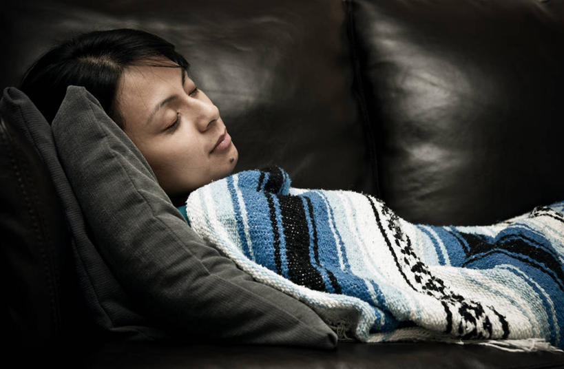 成年人,一个人,躺,横图,室内,侧面,沙发,加拿大,仅一个年轻女性,仅一个女性,仅一个人,毯子,枕头,放松,摄影,起居室,温哥华,年轻女性,女人,女性,印度人,年轻人,闭着眼睛,睡觉,仰卧,半身,彩图,菲律宾人