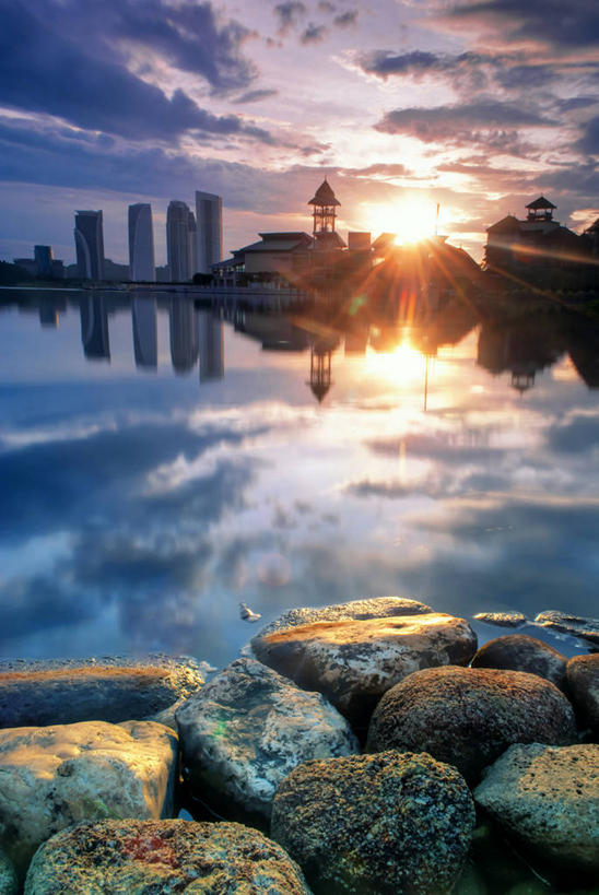 无人,竖图,室外,镜头眩光,日出,湖,美景,太阳,城市,马来西亚,反射,景观,云,首都,天空,自然,景色,摄影,宁静,早晨,自然风光,布城,彩图