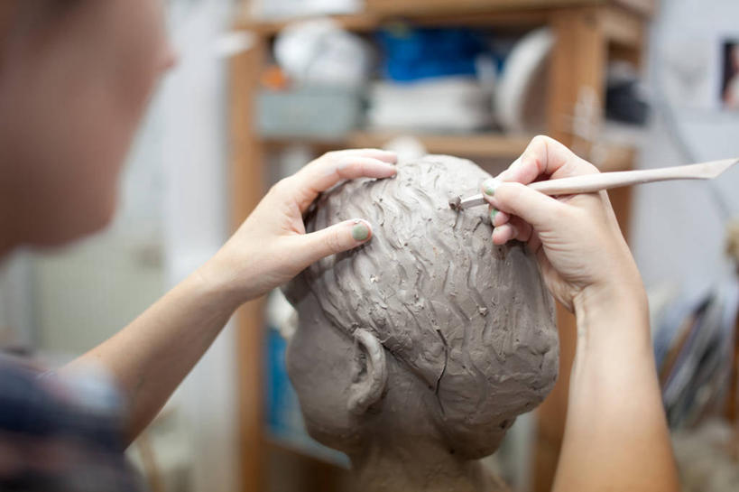 成年人,中年人,老年人,手,一个人,横图,室内,特写,雕塑,德国,仅一个女性,仅一个人,工作,工具,首都,柏林,仅一个中年女性,人体,摄影,部分,创造力,专心,粘土,技能,美术工艺,女人,女性,中年女性,雕塑家,彩图,美术工作室