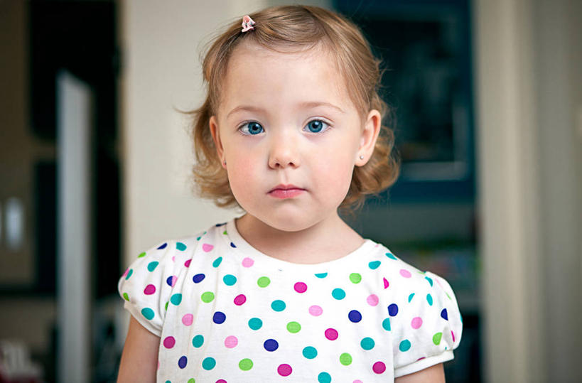 儿童,脸,头,脸颊,一个人,站,横图,室内,特写,白天,正面,纯洁,德国,仅一个女性,仅一个人,圆点,肩膀,小孩,仅一个小孩,可爱,童年,童趣,摄影,肖像,童真,烂漫,无邪,炫耀,天真,女孩,女人,女性,孩子,头部,脸部,脸蛋,面部,彩图,短发,女生