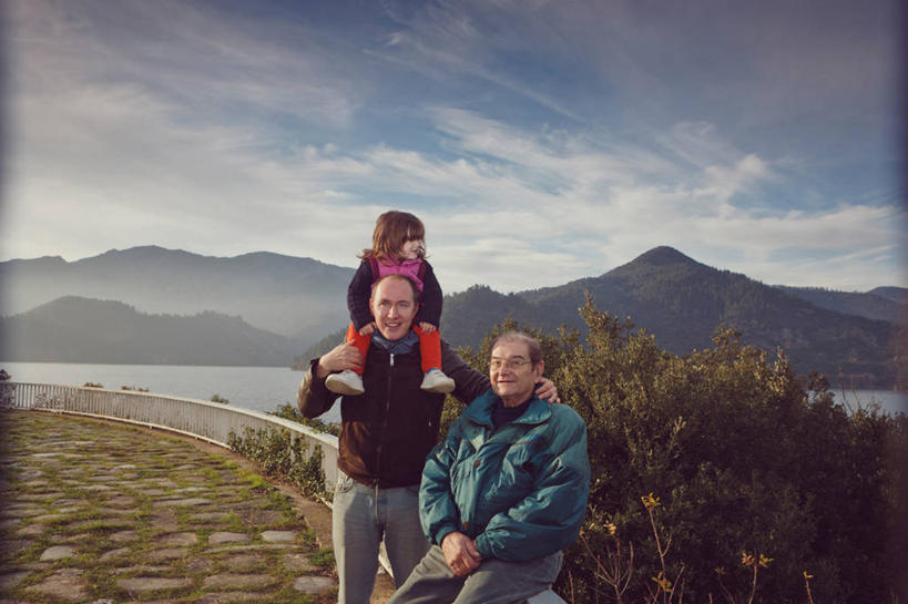 西方人,儿童,成年人,中年人,老年人,头发,三个人,父亲,祖父,站,坐,笑,微笑,露齿笑,横图,室外,正面,快乐,幸福,纯洁,山,水,西班牙,欧洲,欧洲人,连接,休闲装,树,小孩,天空,自然,黄昏,背着,金色,可爱,童年,童趣,搭,摄影,搭着,童真,烂漫,无邪,茄克,赫罗纳省,天真,老年男性,男人,男性,女孩,女性,中年男性,白种人,孩子,孙女,休闲活动,半身,彩图,代沟