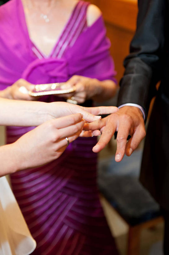 成年人,三个人,夫妻,站,竖图,室内,特写,爱情,婚礼,快乐,西班牙,连接,庆祝,首都,结婚,浪漫,拿着,结婚戒指,喜庆,马德里,恩爱,恋人,摄影,纪念,部分,典礼,马德里省,异性恋,开端,男人,女人,夫妇,情侣,彩图,高兴,伴侣