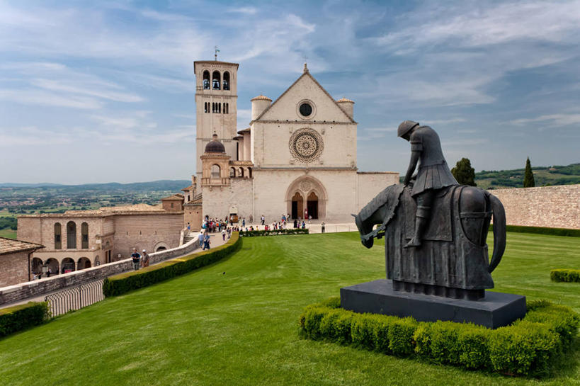 横图,室外,白天,建筑,意大利,标志,雕像,符号,云,历史,标识,草,天空,地标建筑,摄影,宗教,意大利文化,性别符号,阿西西,彩图,大教堂,男性符号