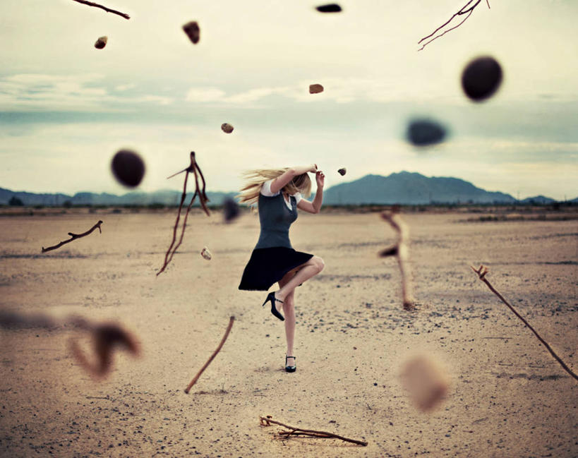 西方人,成年人,中年人,头发,一个人,举,横图,室外,白天,欧洲,美国,欧洲人,仅一个女性,仅一个人,半空,休闲装,天空,托,仅一个中年女性,金色,摄影,亚利桑那,恐怖,问题,吉尔伯特,危险,女人,女性,中年女性,白种人,举起,举手,举着,向上举,向上伸,向上托,彩图