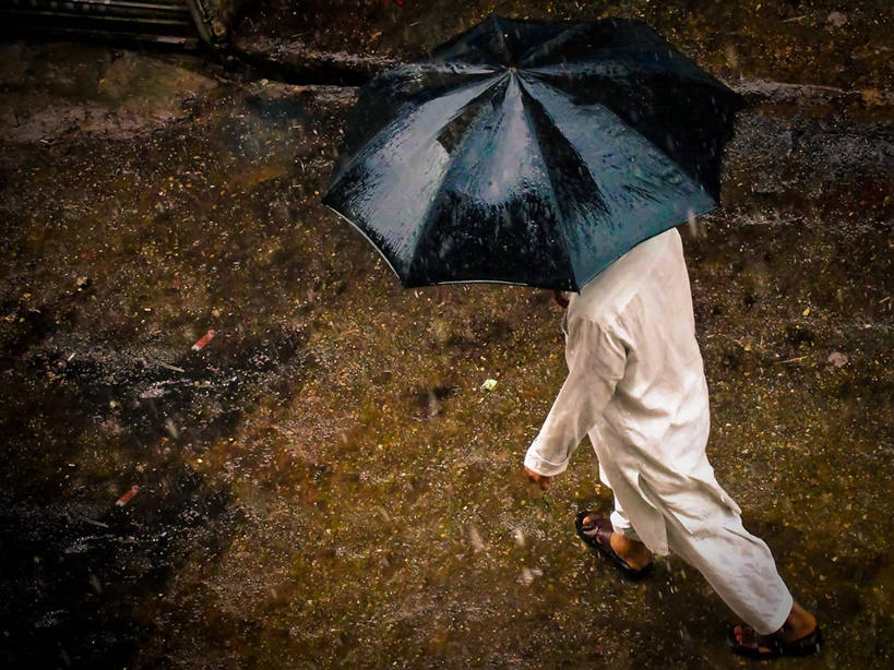 成年人,一个人,横图,俯视,室外,白天,雨,路,巴基斯坦,仅一个男性,伞,天气,拿着,休闲装,摄影,保护,卡拉奇,步行,彩图,高角度拍摄