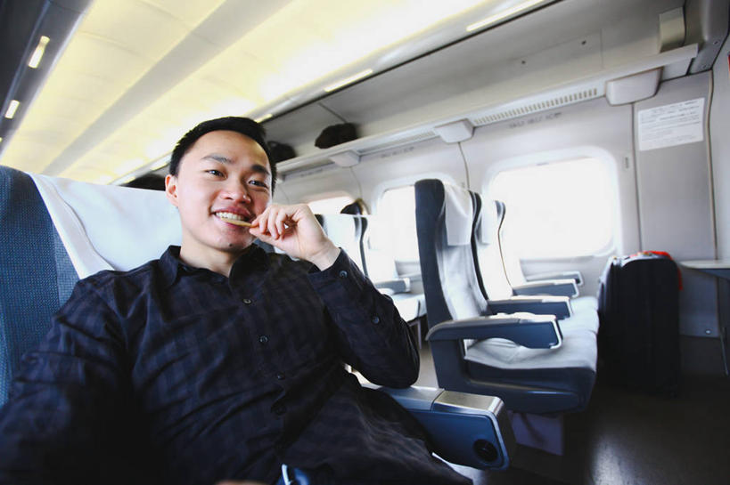 成年人,中年人,一个人,坐,笑,吃,微笑,露齿笑,横图,室内,白天,幸福,旅途,火车,日本,仅一个男性,仅一个人,仅一个中年男性,公共交通,休闲装,列车,车,交通工具,放松,运输,摄影,照亮,载具,肖像,车座,高速列车,男人,男性,中年男性,中国人,半身,彩图,旅行,欢乐,铁路列车