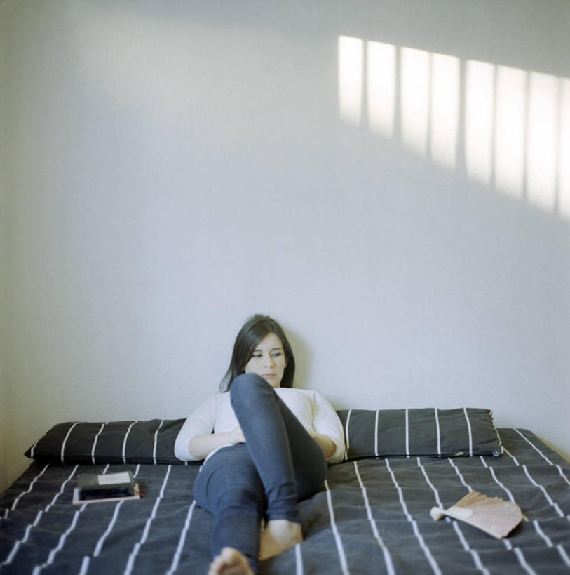 成年人,中年人,一个人,躺,竖图,室内,白天,正面,床,卧室,日光,美国,仅一个女性,仅一个人,阴影,条纹,折扇,墙,注视,牛仔裤,休闲装,枕头,观察,看,仅一个中年女性,放松,摄影,观看,察看,关注,女人,女性,中年女性,中东人,书,彩图