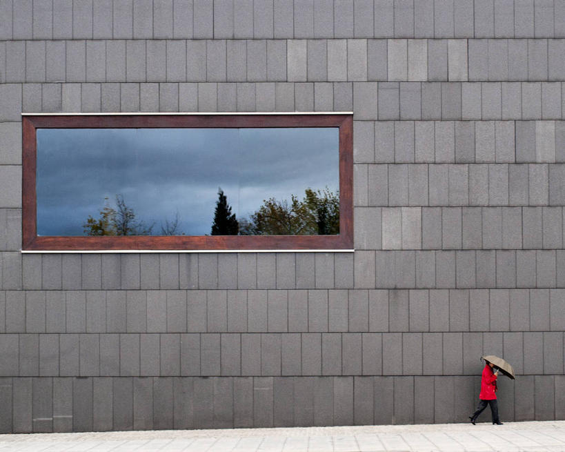 成年人,一个人,横图,室外,白天,窗户,建筑,西班牙,仅一个女性,伞,云,拿着,休闲装,砖墙,树,红色,摄影,保护,纳瓦拉,潘普洛纳,步行,彩图,独处