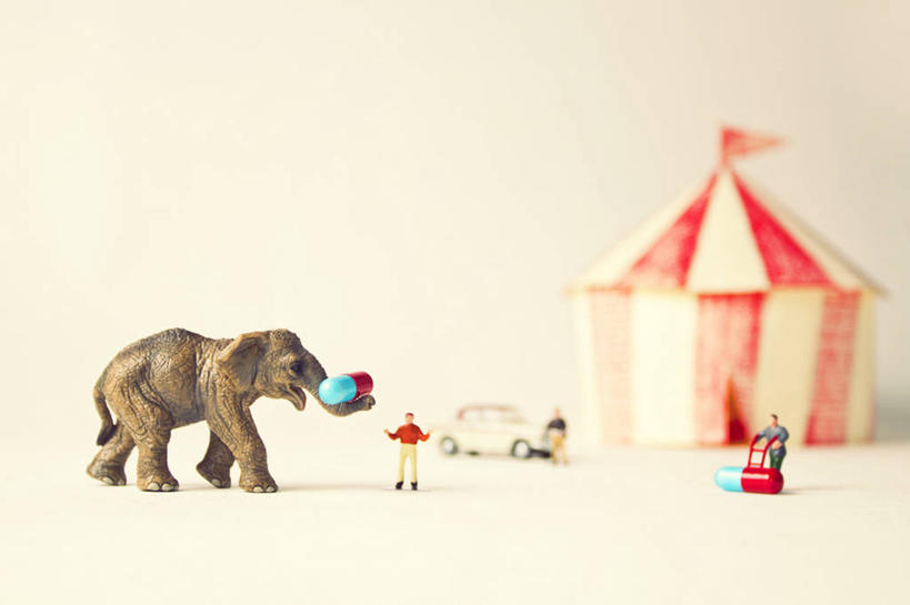 三个人,马戏团,横图,白色背景,雕塑,爱尔兰,艺术,装饰,小的,标志,雕刻,雕像,符号,帐篷,首都,拿着,标识,胶囊,工艺品,摄影,纪念,美术,主题,陈列,功能,美学,性别符号,想法,美术工艺,玩具车,象,彩图,影棚拍摄,男性符号