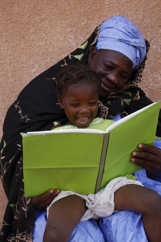 儿童,成年人,老年人,两个人,祖母,笑,微笑,露齿笑,竖图,室外,特写,白天,纯洁,非洲,马里,连接,头巾,头饰,首都,小孩,发饰,可爱,童年,童趣,读书,摄影,知识,童真,烂漫,无邪,阿非利加洲,巴马科,马里共和国,西非,天真,老年女性,女孩,女人,女性,非洲人,孩子,孙女,书,半身,彩图,传统服装,代沟