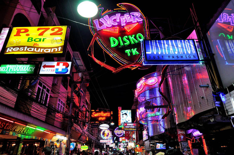 横图,室外,夜晚,仰视,通讯,城市,建筑,霓虹灯,指示牌,泰国,标志,文字,标识,摄影,英文字母,照亮,芭堤雅,彩图,低角度拍摄,餐馆