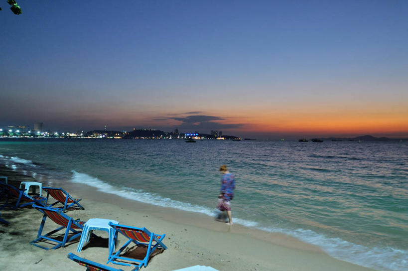 成年人,一个人,横图,室外,度假,海浪,海洋,日落,泰国,仅一个女性,河岸,天空,自然,摄影,芭堤雅,女人,海滩,步行,彩图,独处