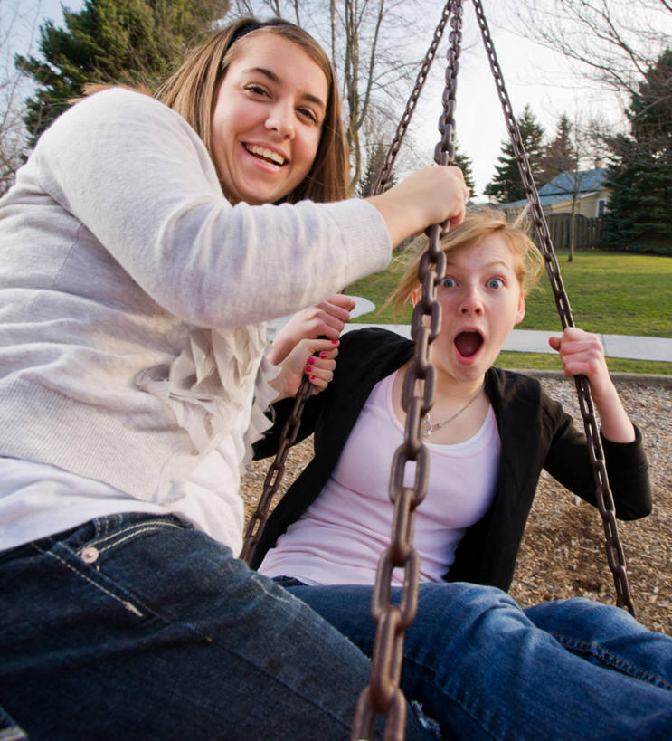 西方人,儿童,少年,成年人,一个人,两个人,坐,笑,微笑,露齿笑,竖图,室外,白天,游戏,幸福,纯洁,欧洲,美国,欧洲人,仅一个年轻女性,仅一个女性,仅一个人,摇摆,玩,拿着,休闲装,娱乐,树,小孩,黑色,天空,轮胎,秋千,荡秋千,休闲,橡胶,可爱,乐趣,童年,童趣,摄影,活动,铁环,锁链,惊奇,链条,享乐,束缚,青春期,限制,肖像,摇晃,童真,橡胶制品,烂漫,无邪,车胎,约束,天真,年轻女性,女人,女性,白种人,孩子,年轻人,玩耍,嬉戏,半身,彩图,外胎